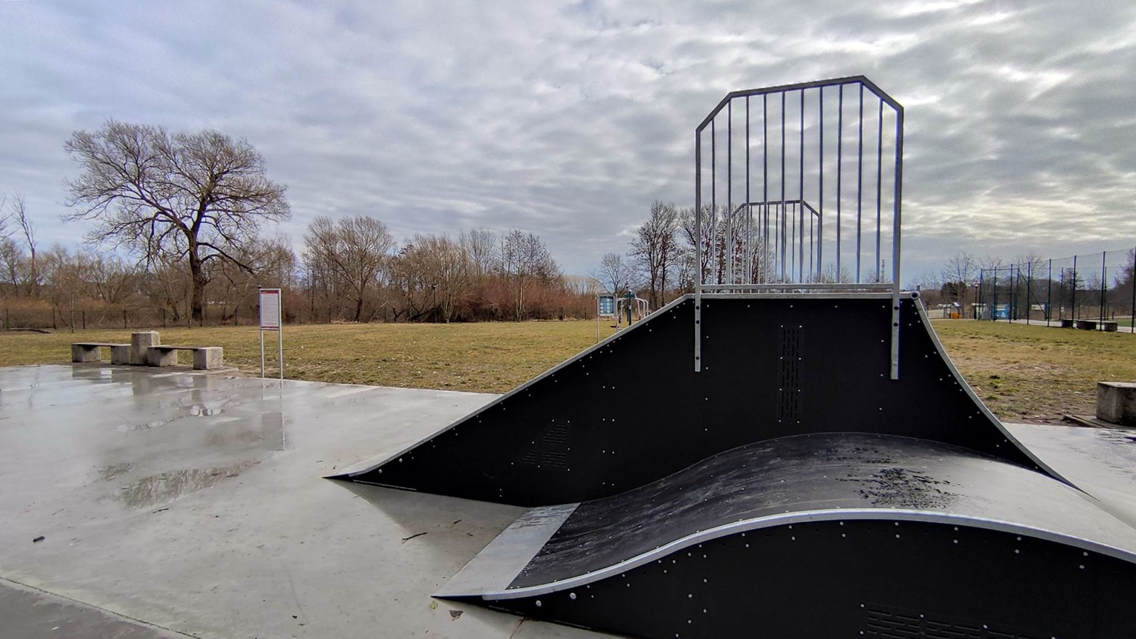 Na zdjeciu skateparky w Trzebiatowie. To tu za kilka miesięcy powstanie nowy plac zabaw